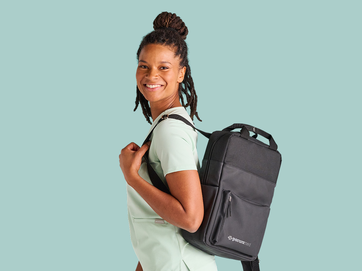 Pflegefachkraft mit Pacura med Rucksack Pflegefachkraft mit Pacura med Rucksack