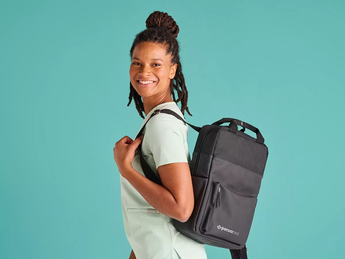 Pflegefachkraft mit Pacura med Rucksack