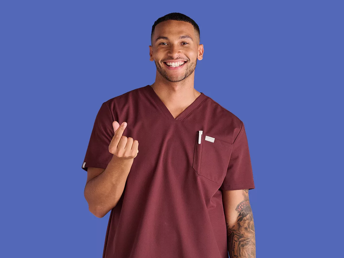 Pflegefachkraft zeigt mit den Fingern ein Herz