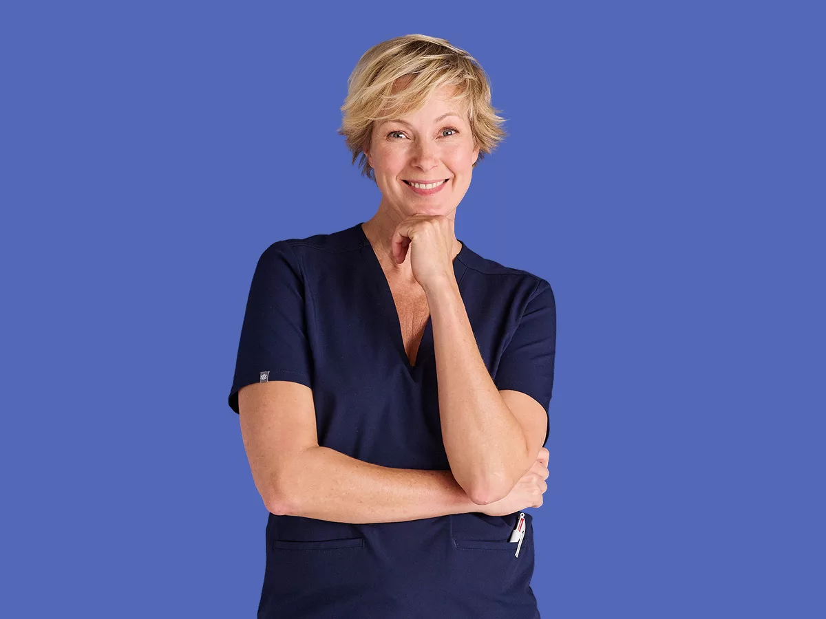 Zufriedene Pflegefachkraft mit einem Lächeln im Gesicht