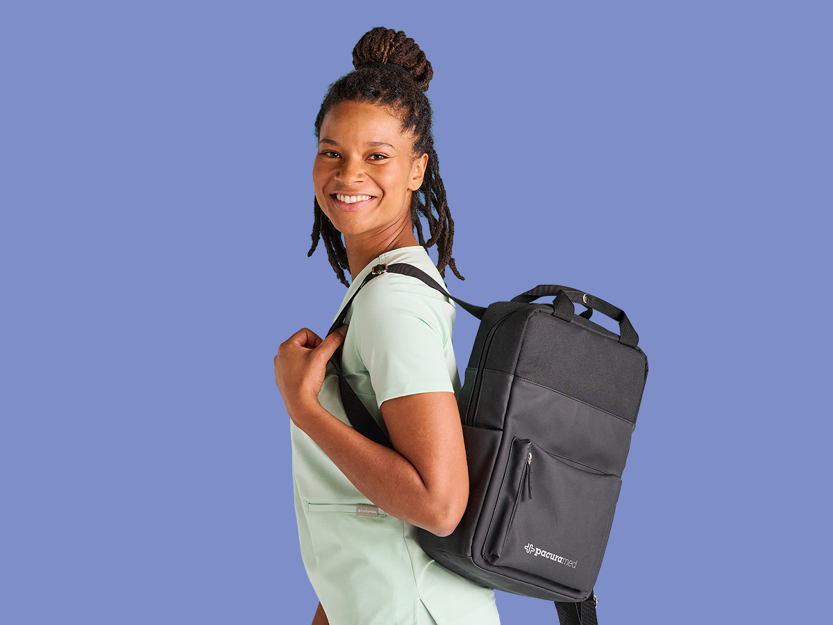 Pflegefachkraft mit Pacura med Rucksack