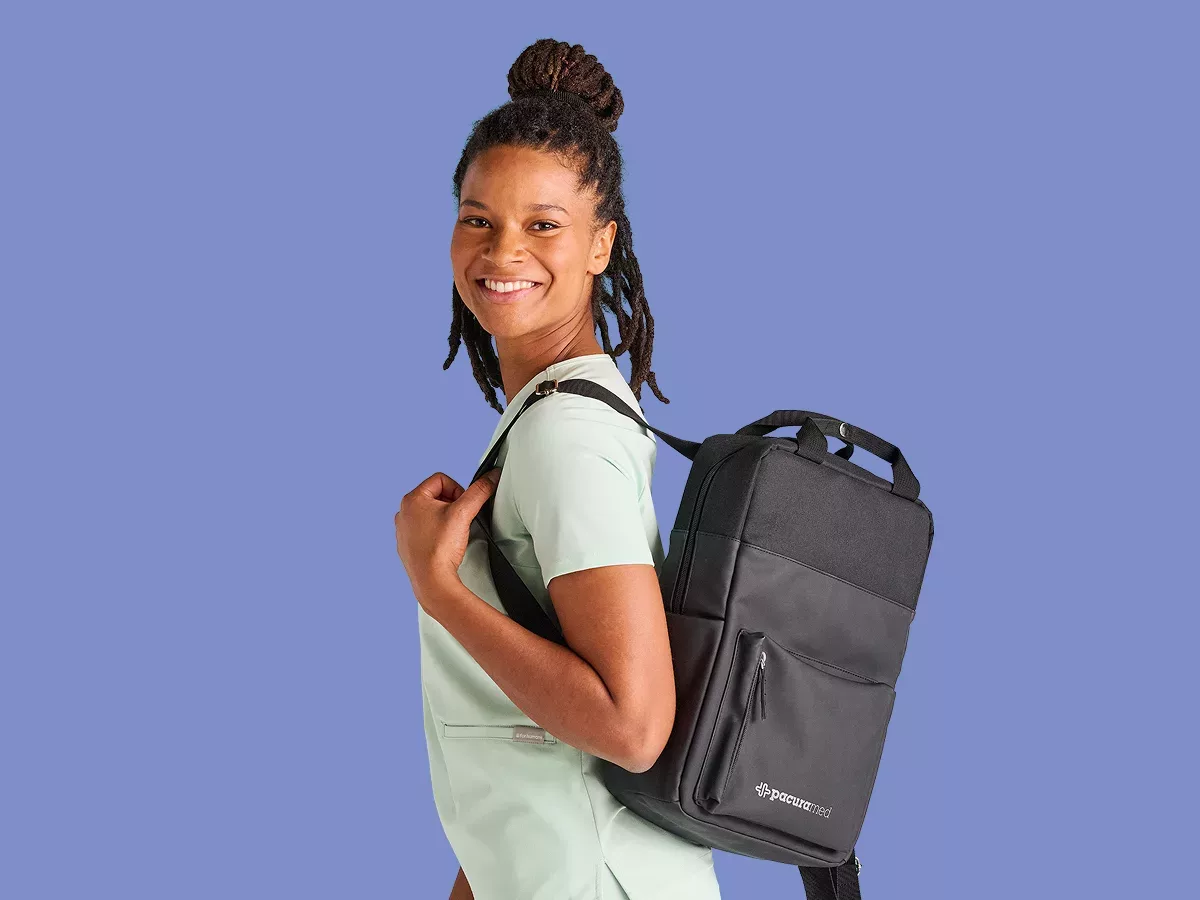 Pflegefachkraft mit Pacura med Rucksack