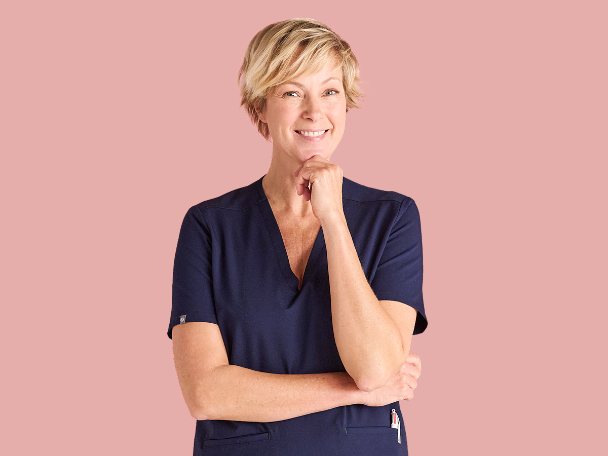 Zufriedene Pflegefachkraft mit einem Lächeln im Gesicht Zufriedene Pflegefachkraft mit einem Lächeln im Gesicht