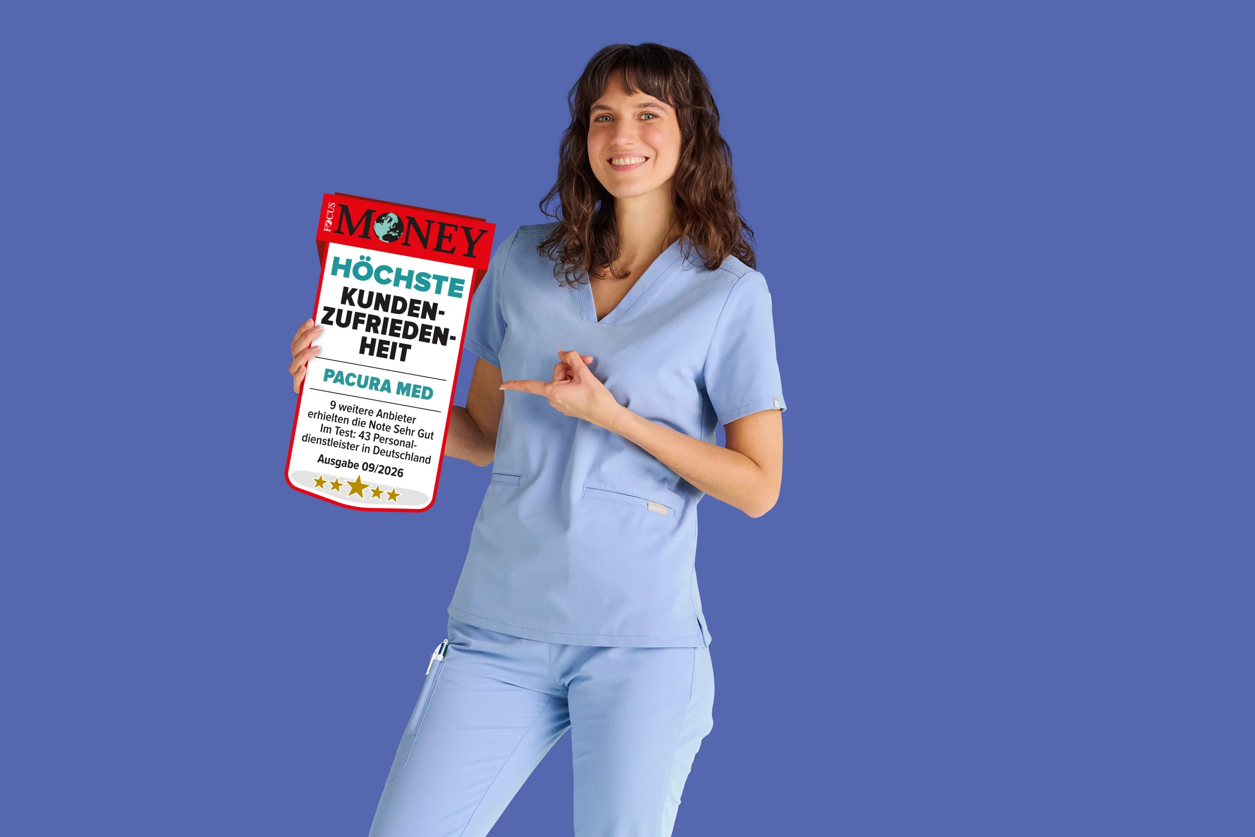 Pflegekraft mit verliehenem Siegel in der Hand