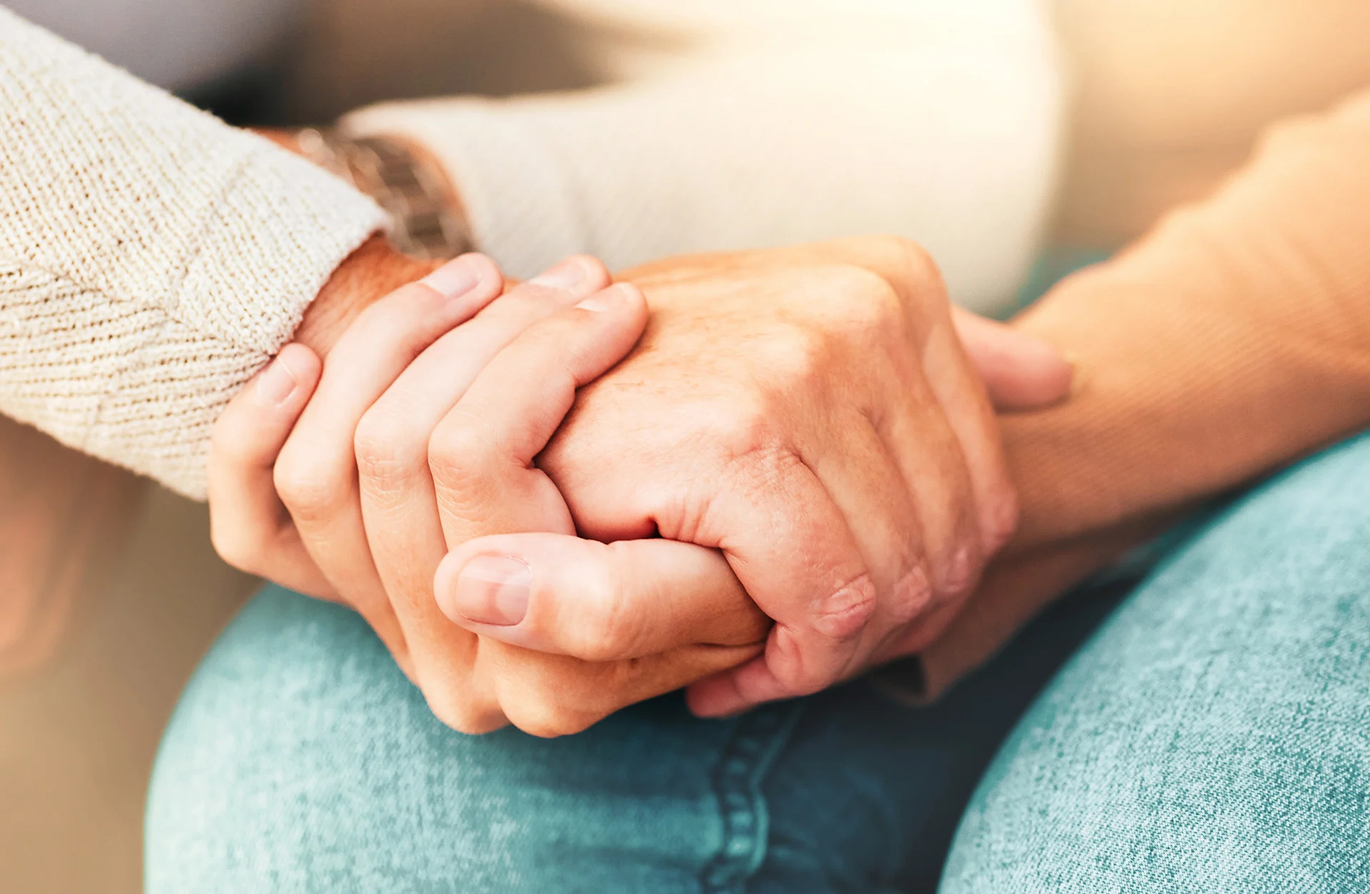 Palliative-Versorgung-web Hände halten sich tröstend – palliative Versorgung und Begleitung