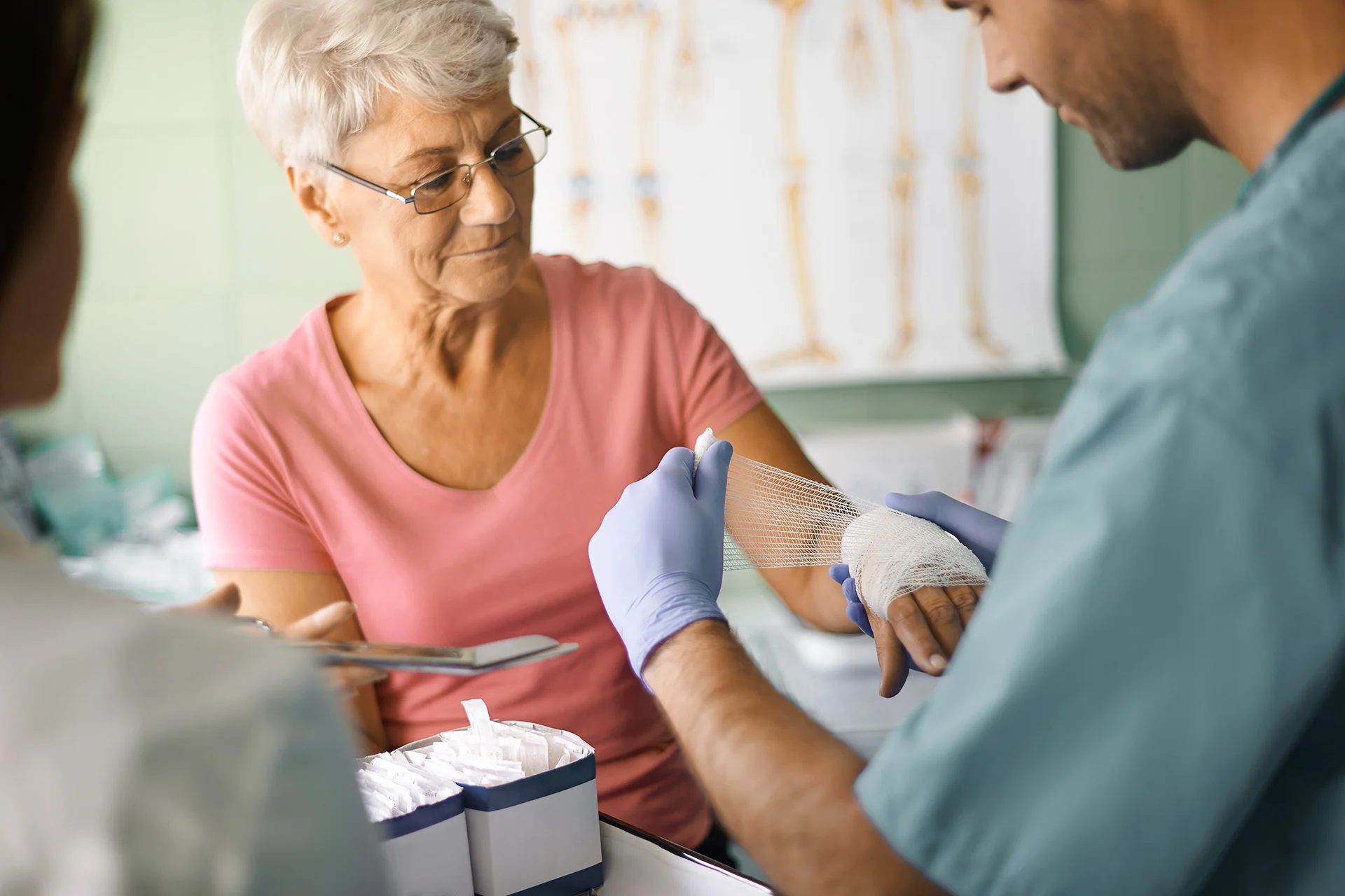 Wundversorgung-web Pflegekraft legt einer Patientin einen Wundverband an